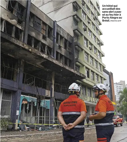  ?? PHOTO AFP ?? Un hôtel qui accueillai­t des sans-abri a passé au feu hier à Porto Alegre au Brésil.