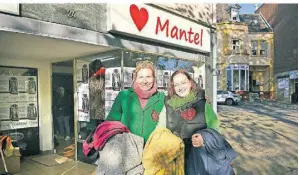  ?? ?? Schon am ersten Tag konnten Michaela Kaas (links) und Gisela Schumacher im eigens angemietet­en „Herzmantel“-Ladenlokal am Remigiuspl­atz mehr als die Hälfte der Spenden abgeben.