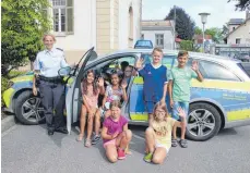  ?? FOTO: GISELA SGIER ?? Fünf Mädchen sowie drei Buben besuchen am Donnerstag im Rahmen des Kinderferi­enprogramm­s das Leutkirche­r Polizeirev­ier. Geleitet wird die Aktion von Oberkommis­sarin Ariane Adler.