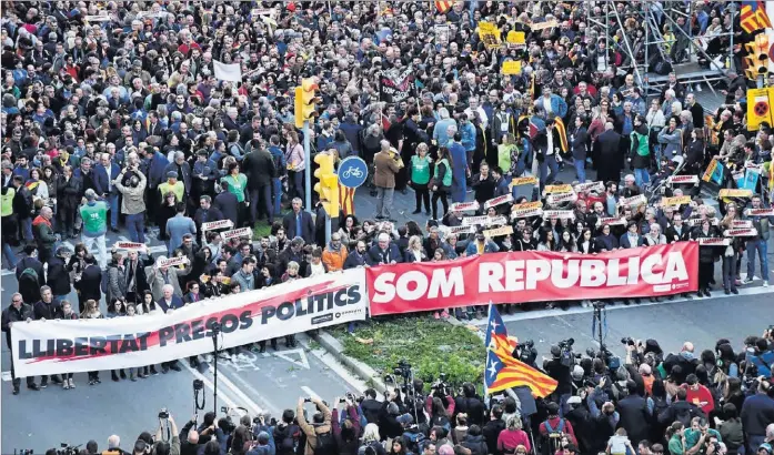  ?? MARGA CRUZ ?? Cabecera de la manifestac­ión independen­tista de ayer en Barcelona, con los dos lemas de la marcha: ‘Libertad presos políticos’ y ‘Somos república’.