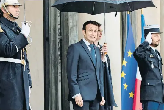  ?? IAN LANGSDON / EFE ?? Macron exerceix un lideratge, tant en qüestions d’ampliació com de defensa, que desconcert­a alguns socis de la Unió Europea