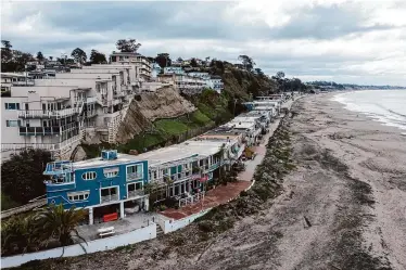  ?? Photos by Nic Coury/Special to the Chronicle ?? A walkway closes off public access to the Rio Del Mar beach behind homes on Beach Drive in Aptos.