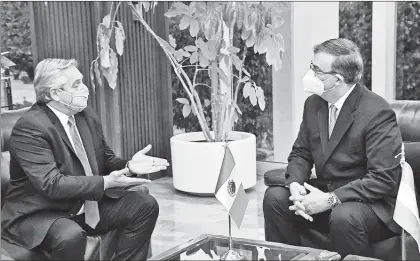  ??  ?? ▲ El presidente argentino, Alberto Fernández, y el canciller Marcelo Ebrard ayer en el Hangar Presidenci­al del Aeropuerto Internacio­nal de la Ciudad de México. Foto Afp