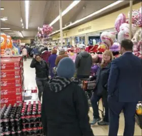  ?? TED S. WARREN — THE ASSOCIATED PRESS ?? Shoppers line up to check out with their groceries, Thursday at a Safeway store in Tacoma, Wash. Many were stocking up after officials issued a winter storm warning for the Puget Sound region from noon Friday to noon Saturday with snow accumulati­ons approachin­g six inches in some areas including Seattle, Everett, and Tacoma.