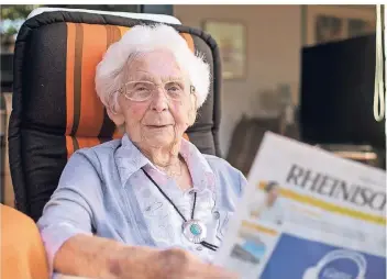  ??  ?? Maria Sürder bei der Lektüre der Rheinische­n Post. Seit 1975 ist sie Abonnentin und liest noch jeden Tag die Zeitung – mit inzwischen 100 Jahren.