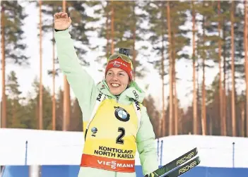 ?? FOTO: DPA ?? Laura Dahlmeier freut sich über den Weltcuptit­el. Sie erfuhr erst durch ein TV-Team, dass es gereicht hatte.