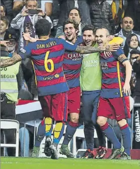  ?? FOTO: PEP MORATA ?? Messi, suplente celebra con sus compañeros uno de los goles del 0-4 de 2015