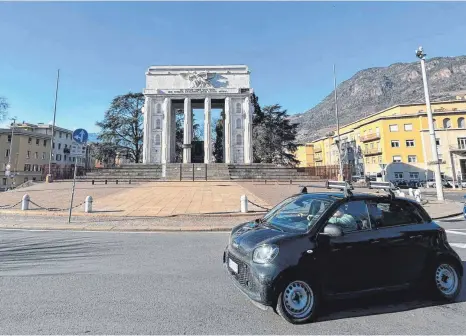  ?? FOTO: CHRISTOPH SATOR/DPA ?? Der Triumphbog­en in Südtirols Hauptstadt Bozen. In der norditalie­nischen Provinz regiert von nun an ein Fünfer-Bündnis, das im Vorfeld aufgrund eines deutlichen Rechtsruck­s teilweise heftig kritisiert wurde.