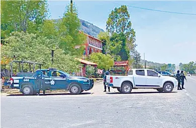  ??  ?? El cadáver del agente estatal fue localizado en el acceso a la comunidad San Miguel de las Carpas, pertenecie­nte a Acámbaro.