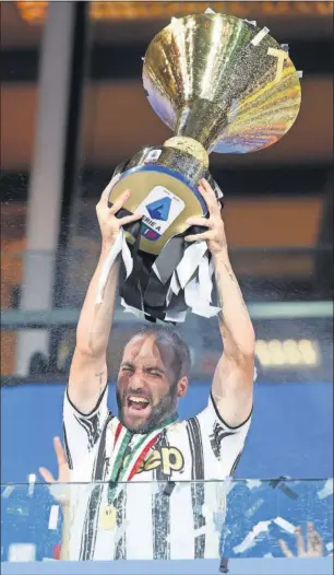  ??  ?? Gonzalo Higuaín celebra el título de la Serie A con la Juventus.