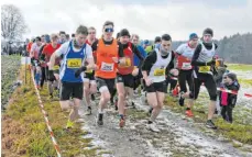  ?? FOTO: EDWIN SCHULER ?? Fast 200 Läufer gingen beim Crosslauf in Birkenhard an den Start. Korbinian Völkl (re.) holte sich den Tagssieg.