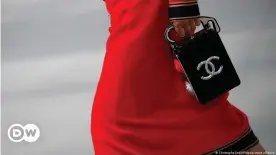  ??  ?? Chanel-Logo auf einer Handtasche