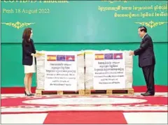  ?? SPM ?? Prime Minister Hun Sen receives vaccines from Cristina Elisa Aguilar Jimenez, charge d’affaires at the Spanish embassy on August 18.