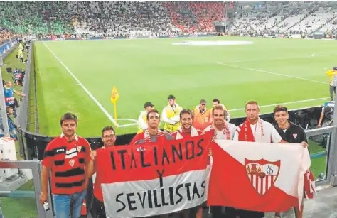  ?? ?? Andrea Potenza, segundo por la derecha, en el Juventus Stadium con miembros de la Peña Sevilla-Italian Fan Club // ABC