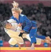  ?? REUTERS ?? Tababi Devi Thangjam (in white) in action against Ana Viktorija Puljiz at the Youth Olympics in Buenos Aires. Mehuli Ghosh (right) had topped qualifying.