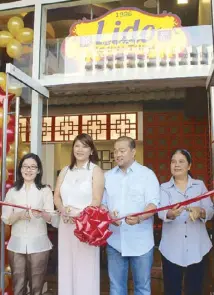  ??  ?? (From left) Lido Cocina Tsina president Annie Wong with franchisee­s Roshell and Bryan Tan and Avic Dalisal during the opening of Lido Cocina Tsina restaurant at The Radiance Manila Bay’s Retail Bloc