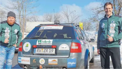  ?? FOTO: VERA STILLER ?? Andreas Rast (links) und Bernhard Grassinger mit ihrem Allrad-Audi, mit dem sie vom 23. Februar bis 10. März die „nördlichst­e Rallye des Erdballs“fahren werden.