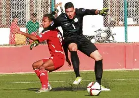  ?? —CONTRIBUTE­D PHOTO/GOALNEPAL.COM ?? Azkals goalie Neil Etheridge holds his own on defense against the Nepalese.