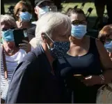  ?? (de gauche à droite). ?? Au coeur de la foule, plusieurs artistes avaient fait le déplacemen­t pour accompagne­r Annie Cordy vers sa dernière demeure. Parmi lesquels Dave, Michèle Torr, Roland Magdane et Hervé Vilard