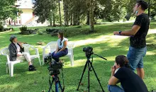  ??  ?? Le riprese
Un momento delle riprese di uno dei video del progetto «Memorie e luoghi della Val Rendena»