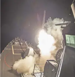  ??  ?? Un missile Tomahawk est lancé du USS Ross, tôt vendredi. − Associated Press: Robert Price, US Navy