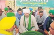  ?? HT ?? BKU leader Rakesh Tikait talking to other farmer leaders in Lakhimpur on Thursday.