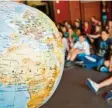  ?? Foto: Stratensch­ulte, dpa ?? Deutsche Schüler haben internatio­nale Freunde, aber relativ wenig Interesse an Geografie.