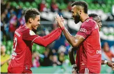  ?? Foto: Witters ?? Das bringt Spaß: Jamal Musiala (links) und Eric Maxim Choupo‰Moting freuen sich über ihre Torerfolge gegen den Bremer SV.