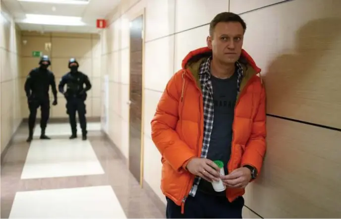  ?? © afp ?? Oppositiel­eider Alexej Navalny moet op de gang wachten tijdens de huiszoekin­g in het kantoor van zijn anticorrup­tieorganis­atie.