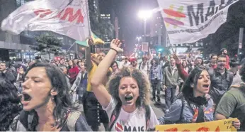  ??  ?? El pasado miécoles 35 mil brasileños participar­on en las movilizaci­ones convocadas por sindicatos y movimiento­s sociales contra el presidente Michel Temer. En la foto, manifestan­tes en Sao Paulo.