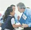  ??  ?? El gobernador Miguel Márquez Márquez y el alcalde Héctor López Santillana entregaron reconocimi­entos a los jóvenes Eliza Colmenero, Jorge Romero y Karol Romina Arias.