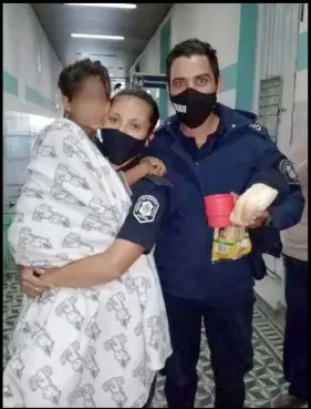  ??  ?? La pequeña M minutos después de ser encontrada por la policía bonaerense en Luján. Después del susto