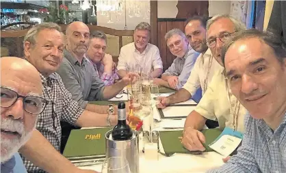  ??  ?? Distendido­s. Rosental Alves , Xavier Vidal-Foch, Matt Kelly, Miguel Wiñazki, Ricardo Kirschbaum, Marty Baron, Carlos Guyot, Carlos Sacchetto y Luis García, en una cena tras la reunión del GEN en Viena.