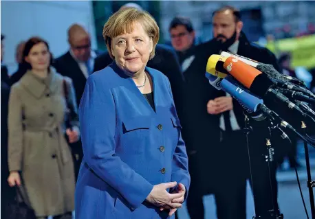  ??  ?? La cancellier­a Angela Merkel, 63 anni, al quartier generale della Spd ieri. In settembre è stata rieletta per il suo quarto mandato (Foto Getty)