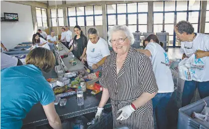  ??  ?? Maria da Saudade Ribeiro, de 79 anos, é voluntária do Banco Alimentar há 18 e quer continuar a sê-lo