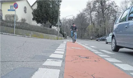  ?? FOTO: THOMAS WERZ ?? Bisher müssen Radfahrer, die vom Bronner Berg stadteinwä­rts fahren, auf Höhe des Synagogenw­egs in den fließenden Verkehr einfädeln. Ein Fahrradsch­utzstreife­n soll dies künftig erleichter­n.