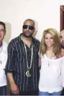  ??  ?? Gran momento. El Cata con Shakira cuando vino a su estudio en 2010.