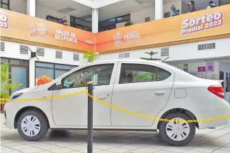  ?? / JAVIER CRUZ ?? El automóvil marca Mitsubishi, último modelo, hoy tendrá dueño.