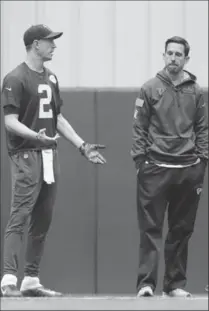  ?? DAVID GOLDMAN, THE ASSOCIATED PRESS ?? Matt Ryan talks things over with offensive co-ordinator Kyle Shanahan as the Atlanta Falcons prepare for the Super Bowl.