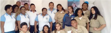  ??  ?? Docentes y estudiante­s promociona­ndo el programa de ‘Bachillera­to Internacio­nal’.