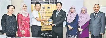  ??  ?? Ha (third left), Zainudin (fourth left) and other delegates from FMM and JPSM pose for a photo during JPSM’s courtesy visit to FMM’s Sabah representa­tive office recently.