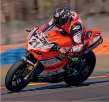  ??  ?? Troy Bayliss, tre volte iridato Superbike, in sella alla Ducati 1299