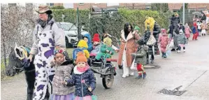  ?? FOTO: BROOK ?? Angeführt von einem als Einhorn verkleidet­en Pony und einer kleinen Kutsche zog der Karnevalsz­ug der Kita Pfiffikus durch Hardterbro­ich-Pesch.