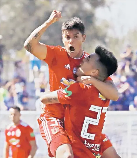  ??  ?? ► Yerko Leiva festeja con rabia, junto a Espinoza, su tanto ante Palestino, el 0-2 parcial en La Cisterna.