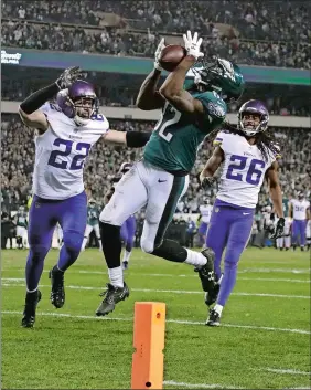  ?? MATT SLOCUM/AP PHOTO ?? Torrey Smith of the Eagles catches a touchdown pass in front of Trae Waynes (26) and Harrison Smith (22) of the Vikings in the second half of the NFC championsh­ip game on Sunday at Philadelph­ia. The Eagles won 38-7.
