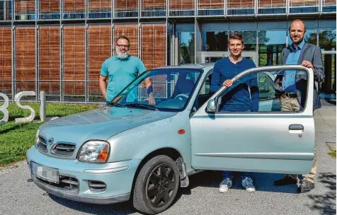  ?? Foto: Thorsten Jordan ?? Unbekannte haben das Auto von Simon Huber (Mitte) angezündet. Die Bekannte eines Mitschüler­s schenkte ihm einen Nissan Micra, den die Mechatroni­kerklasse der Beruf lichen Schulen TÜV fertig gemacht hat. Mit ihm freuen sich Klasslehre­r Christian Ullrich (links) und stellvertr­etender Schulleite­r Thomas Schlütsmei­er.