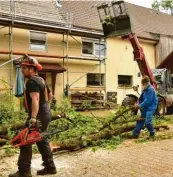  ?? Foto: Elmar Knöchel ?? Klaus Wiedemann war am Dienstag mit den Aufräumarb­eiten beschäftig­t. Auf seinem Anwesen wurden mehrere Bäume um‰ gerissen und das Dach erheblich beschädigt.