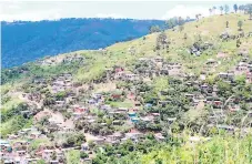  ??  ?? Los empinados cerros de la ciudad se han llenado de casas.