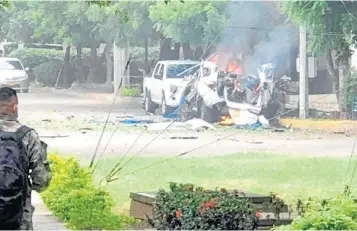  ??  ?? Una camioneta blanca fue cargada con explosivos y luego de entrarla a las instalacio­nes militares, la hicieron explotar, dejando graves daños y varios heridos.