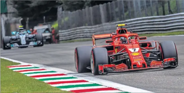  ??  ?? SORPRENDEN­TE. La pole de Ferrari era previsible en Monza, pero Raikkonen sorprendió a su compañero para llevarse la gloria en un doblete de los de Maranello en casa.